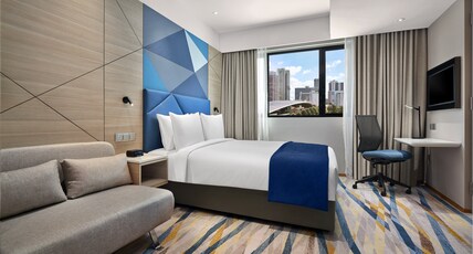 Holiday Inn Express Singapore Serangoon Room Type - Accessible Standard Queen Room with Free Breakfast
