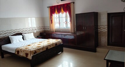 R R Paradaise Room Type - AC Deluxe Queen Bedroom with City View