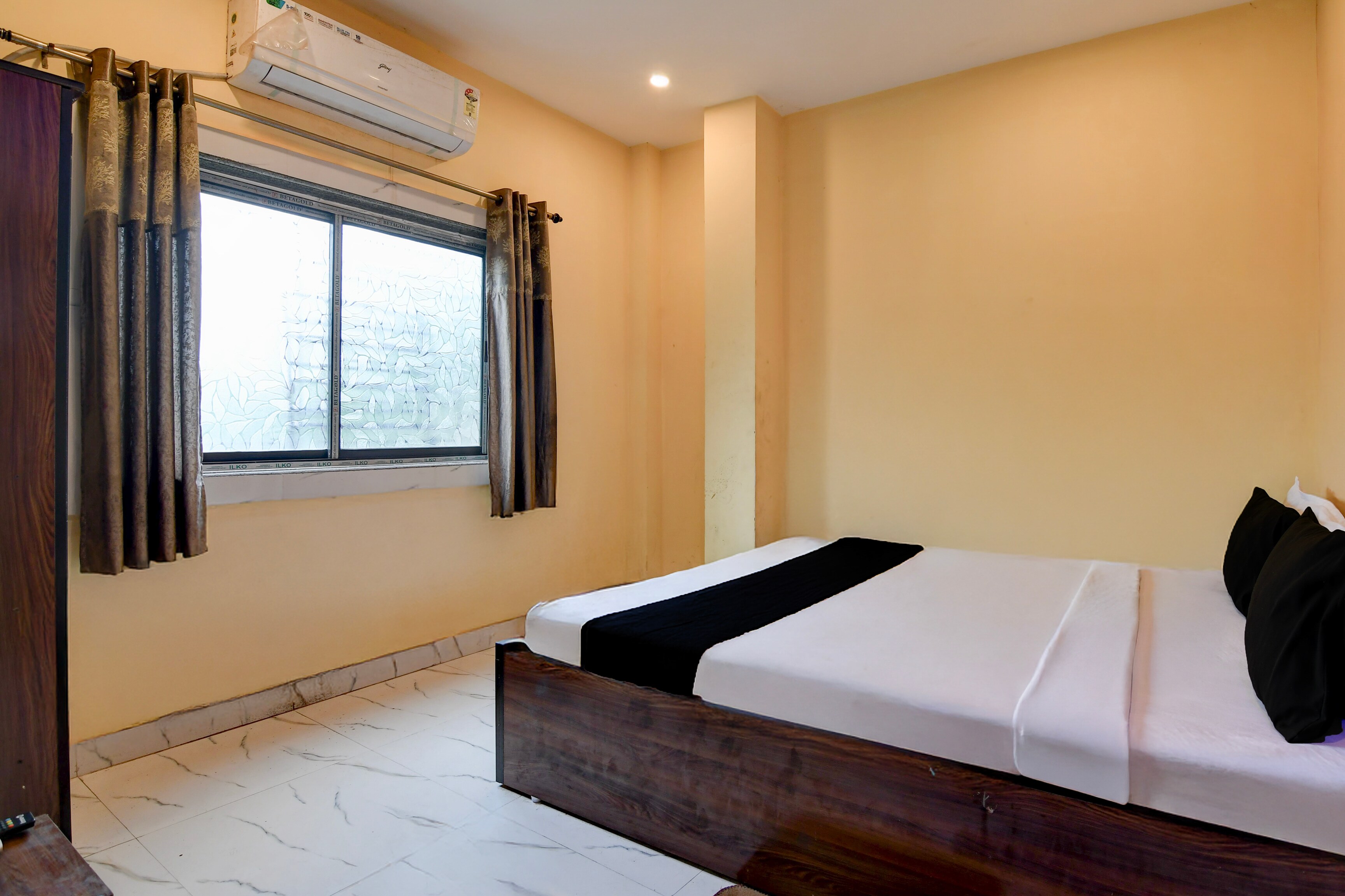 Super Hotel O Agarpara Railway Station Road Formerly Chowdhury Guest House - Tap to explore photos