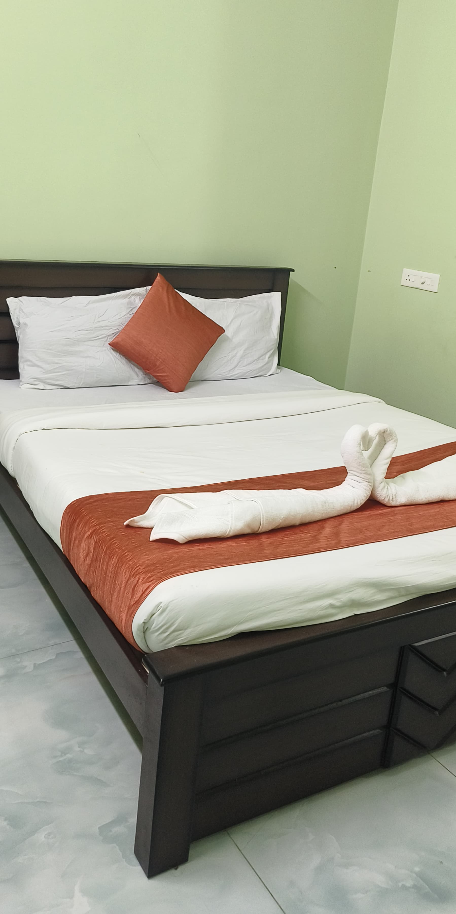 Spacious homestay deluxe room - Tap to explore photos