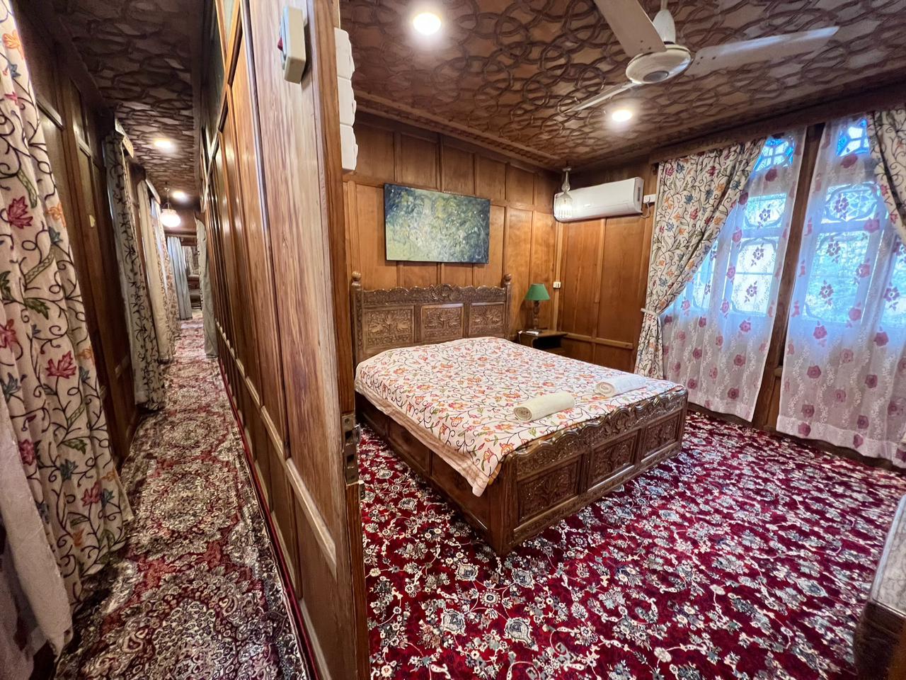 SRINAGAR GROUP OF HOUSEBOATS - Tap to explore photos