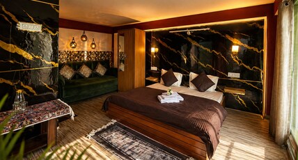 Peakaboo Room Type - Superior Double Room with Mountain view