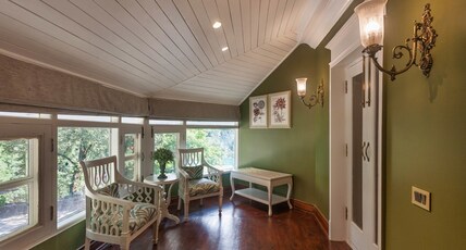 Elgin Hall Room Type - Executive Suite w.Balcony & Mountain View