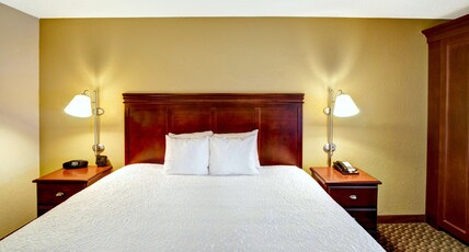 Hampton Inn College Station Room Type - 1 KING BED NONSMOKING