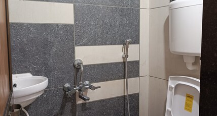 The Red Rock Malvan Room Type - Couple Room AC(Small Room)