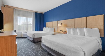 Best Western Eau Claire South Room Type - Accessible - 2 Queen, Mobility Accessible, Communication Assistance, Bathtub, Grab Bar, Refrigerator