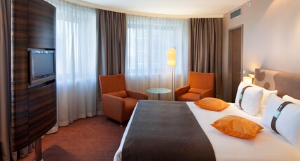 Holiday Inn ALMATY Room Type - 1 King Bed Suite with City View Smoking