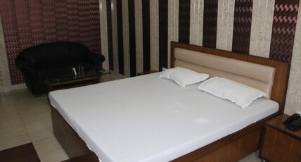 Seven star Bar and Restaurant Room Type - DELUXE ROOM