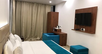 Hotel Vibes , Selaqui Room Type - Deluxe Twin Bed Room