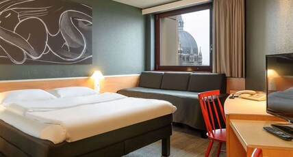 ibis Wien Mariahilf Room Type - Standard Room with 1 double bed and 1 single bed ibis Wien Mariahilf Room Type - Standard Room with 1 double bed and 1 single bed