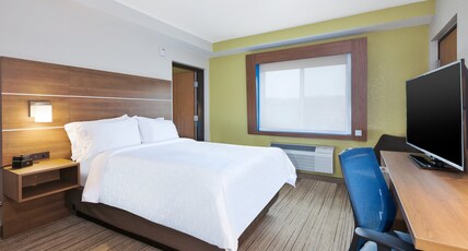 Holiday Inn Express & Suites PETOSKEY Room Type - 1 King Stndrd Comm Access Roll Shwr