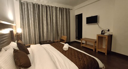 HOTEL BLUE PINE Room Type - Mountain River view Room with Private Balcony