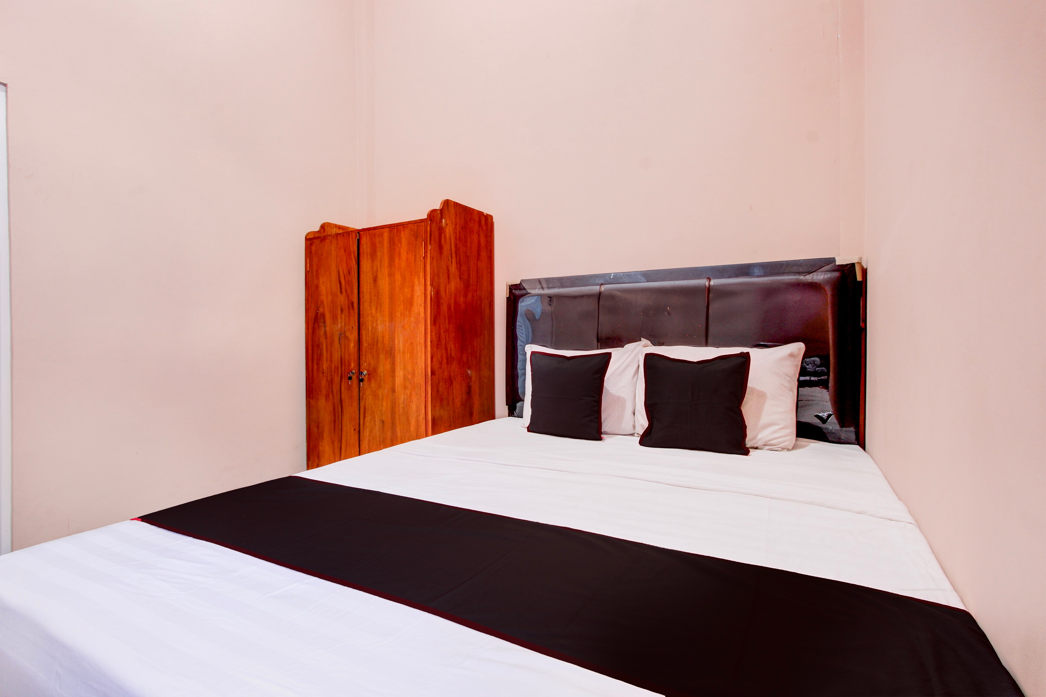 Hotel O Archor Guesthouse - Tap to explore photos