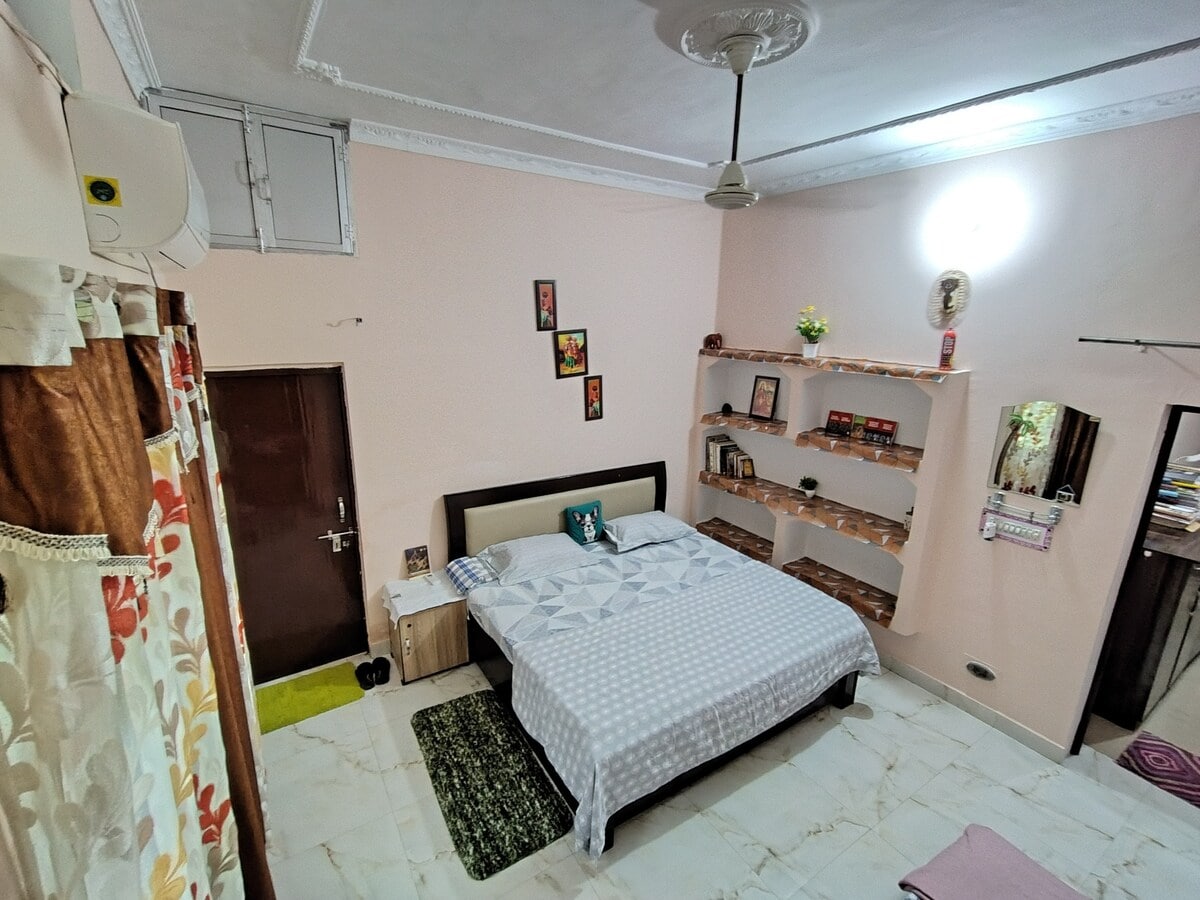Happy Family House room 1 - Tap to explore photos