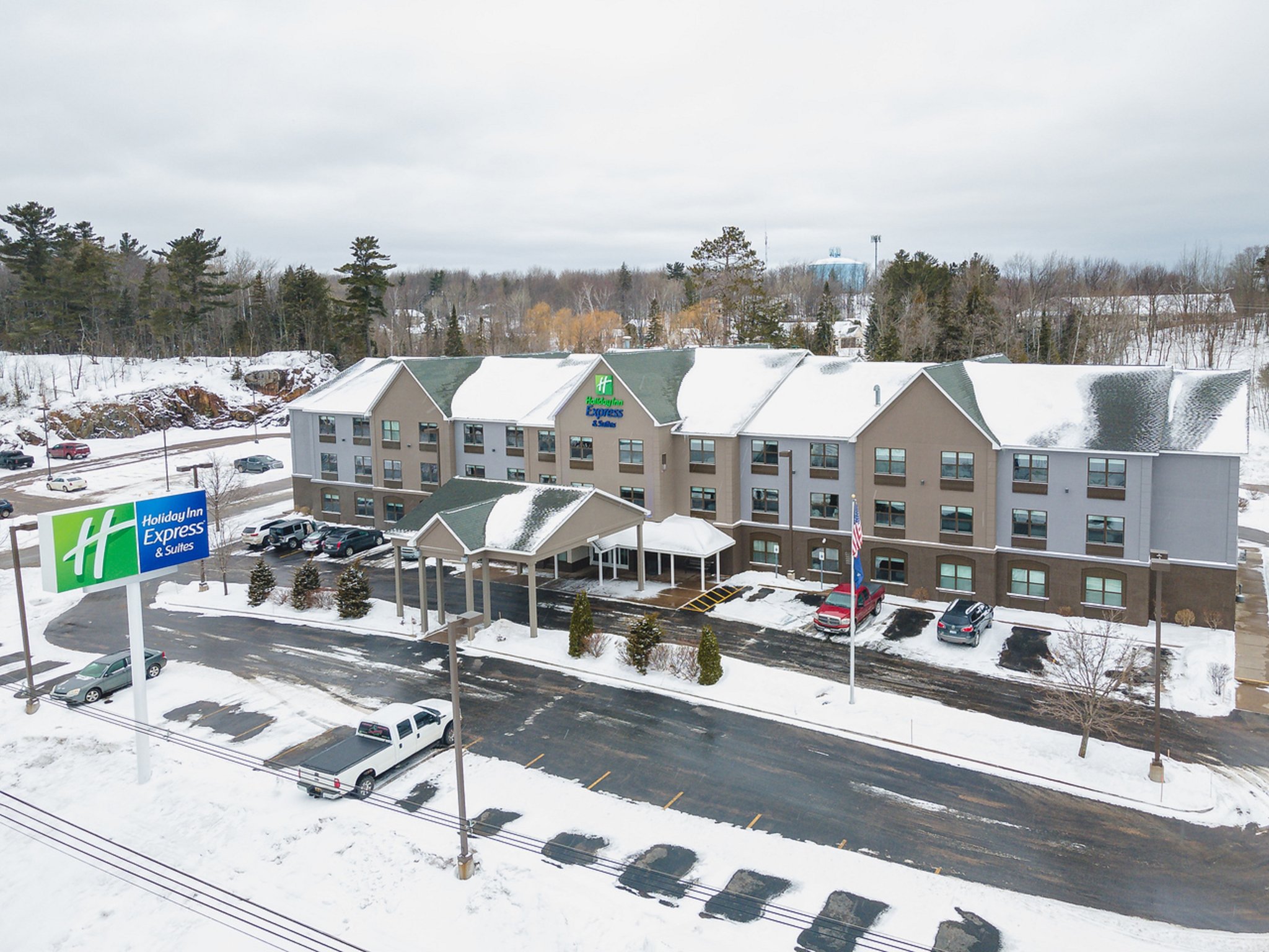 Holiday Inn Express & Suites MARQUETTE - Tap to explore photos
