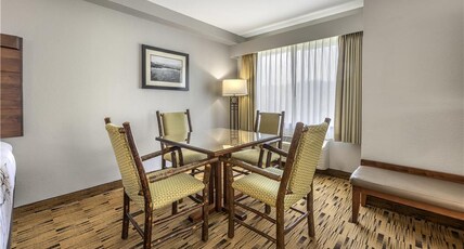 Best Western Plus Columbia River Inn Room Type - 1 King 2 Queen Beds, Non-Smoking, Family Room, River View, Microwave And Refrigerator, Wi-Fi, Contin Best Western Plus Columbia River Inn Room Type - 1 King 2 Queen Beds, Non-Smoking, Family Room, River View, Microwave And Refrigerator, Wi-Fi, Contin