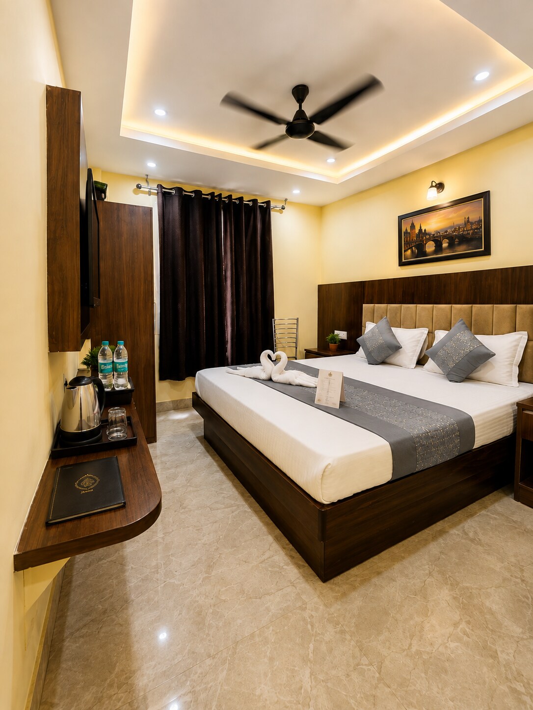 Hotel Silver Street 2 Mins Walk From New Delhi Railway station - Tap to explore photos