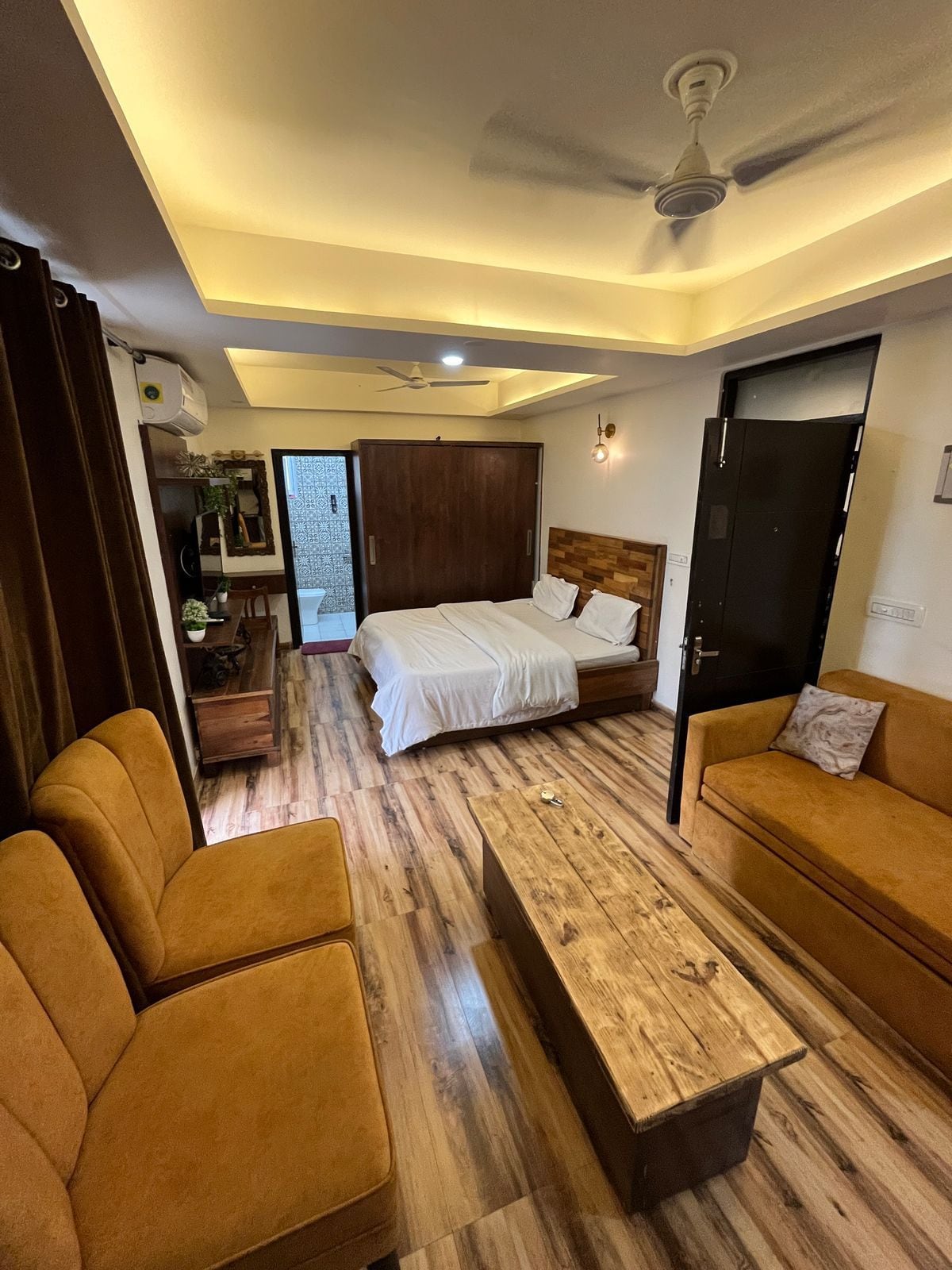 Laavish 2BHK Apartment - Tap to explore photos