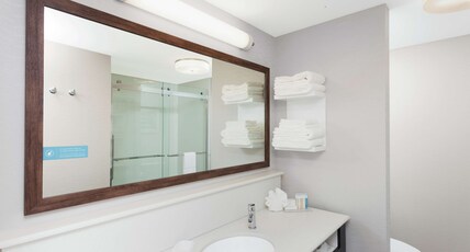 Hampton Inn by Hilton Kennebunk Kennebunkport Room Type - 2 QNS MICROWV FRIDGE NS