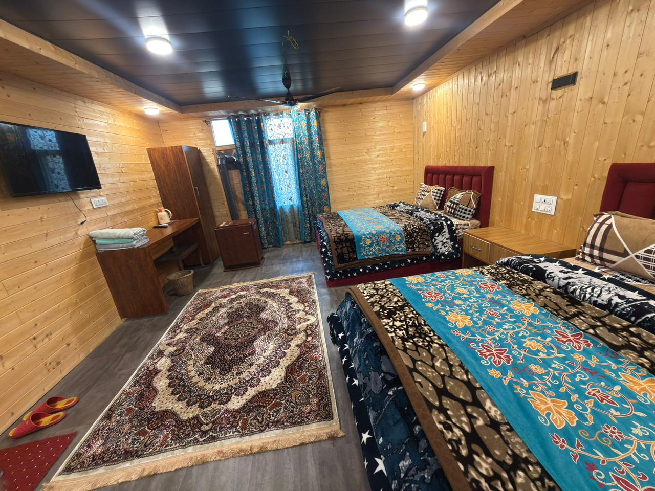 Dandoo Heritage Houseboat - Tap to explore photos