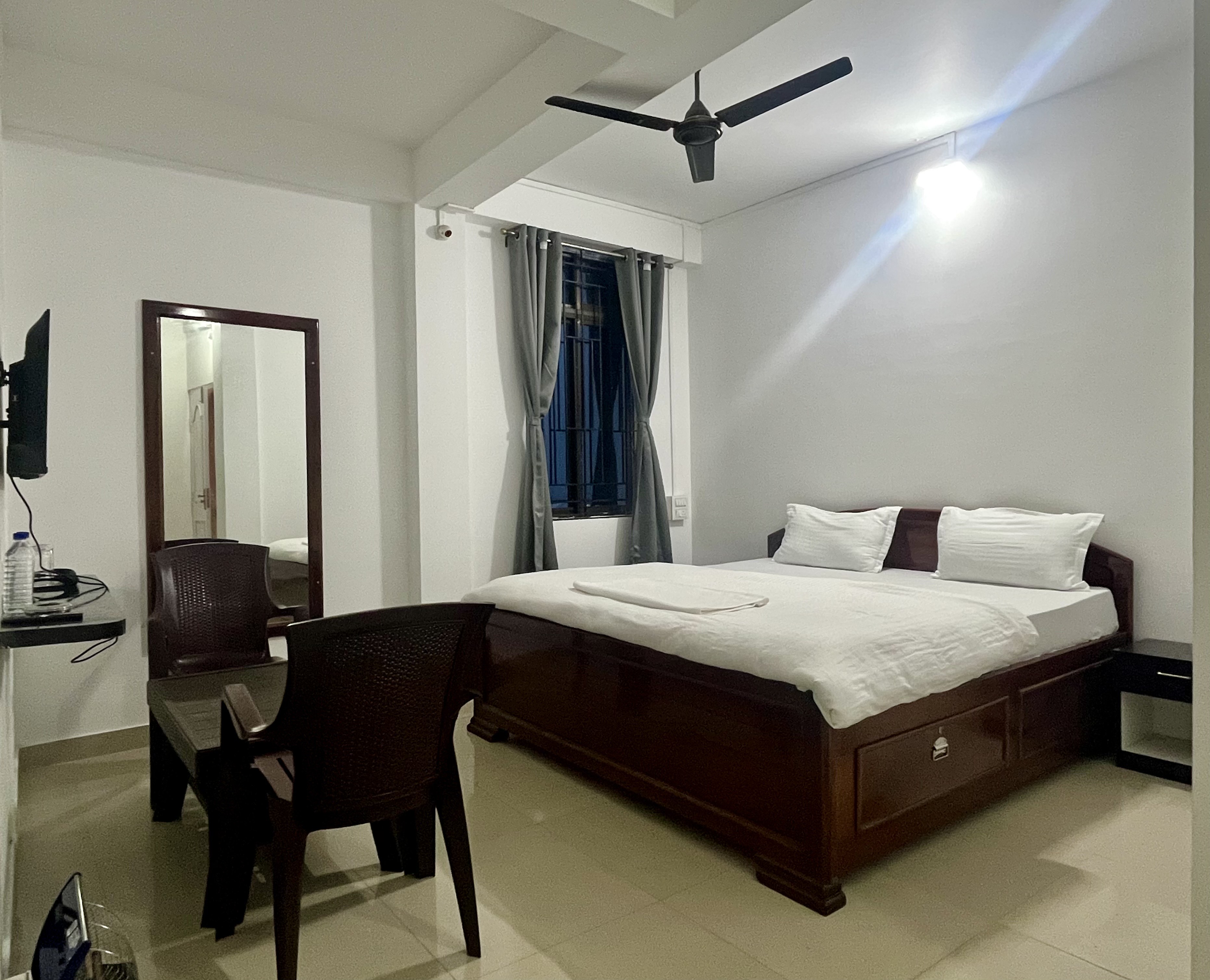 Hotel Zirora - Tap to explore photos