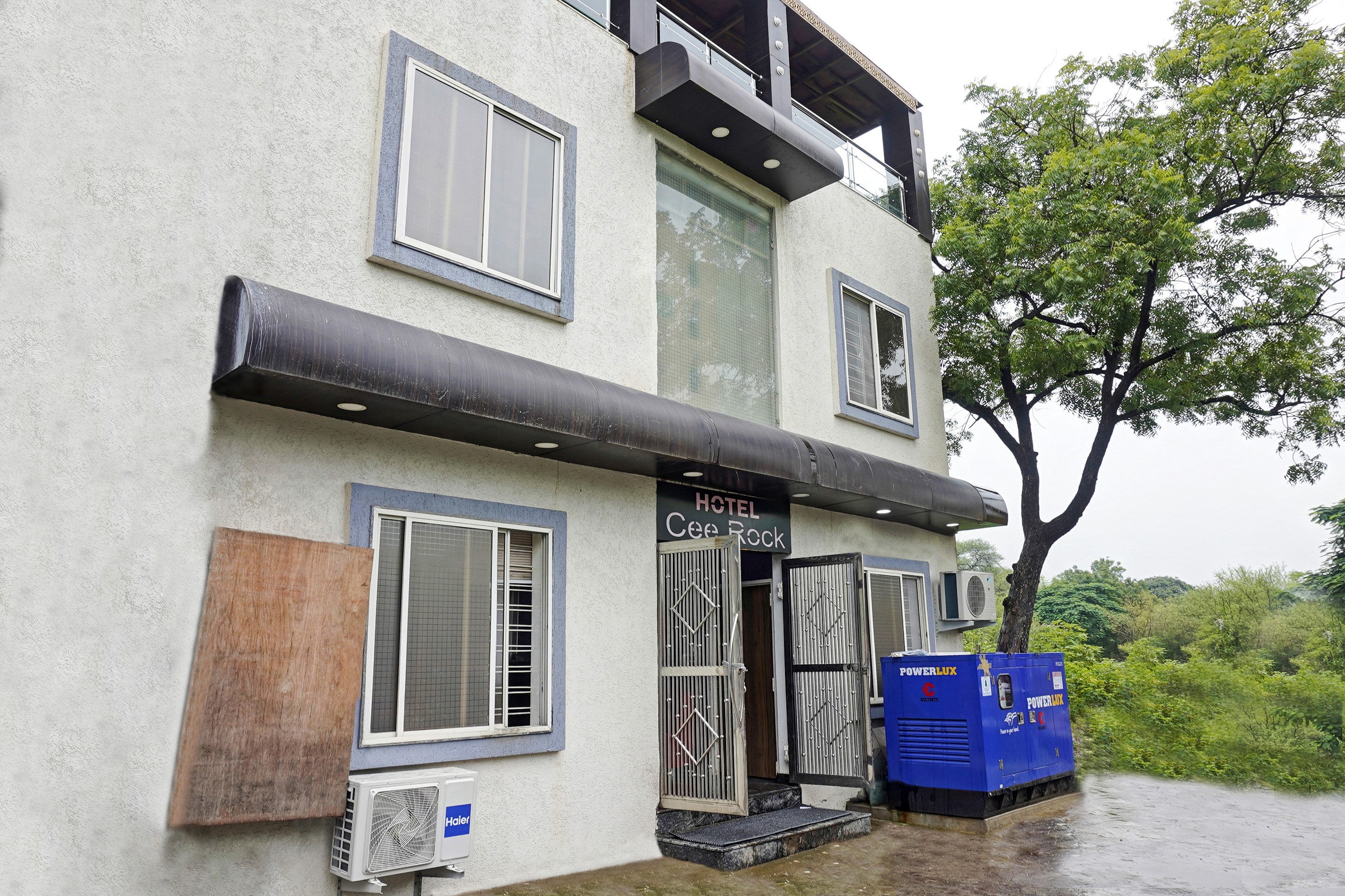 Hotel O CeeRock - Tap to explore photos