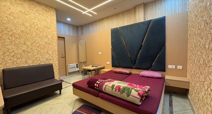 Hotel Maharaja Room Type - AC Deluxe Double Bed Room