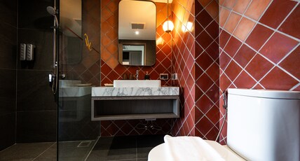 We Hotel Riverfront Room Type - Deluxe Room with King Size Bed