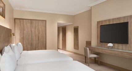 Movenpick Hotel & Residences Hajar Tower Makkah Room Type - Superior room 03 single beds part kaaba view