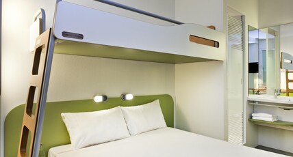 Ibis Budget Lleida Room Type - Room with queen-size bed