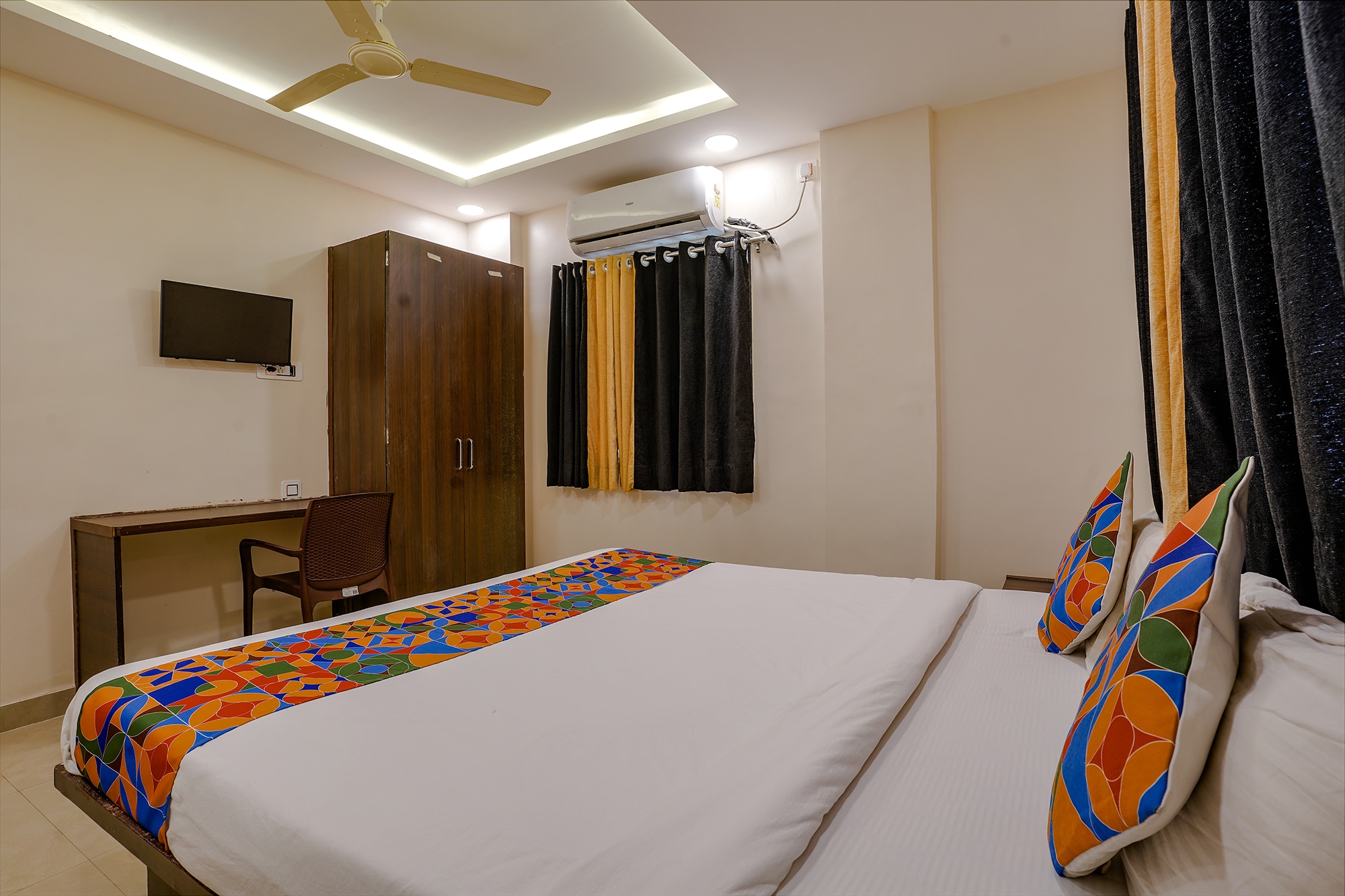 FabHotel Royal Inn NS - Taluka - Tap to explore photos