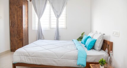 Z Express Lakefront Room Type - Standard Queen
