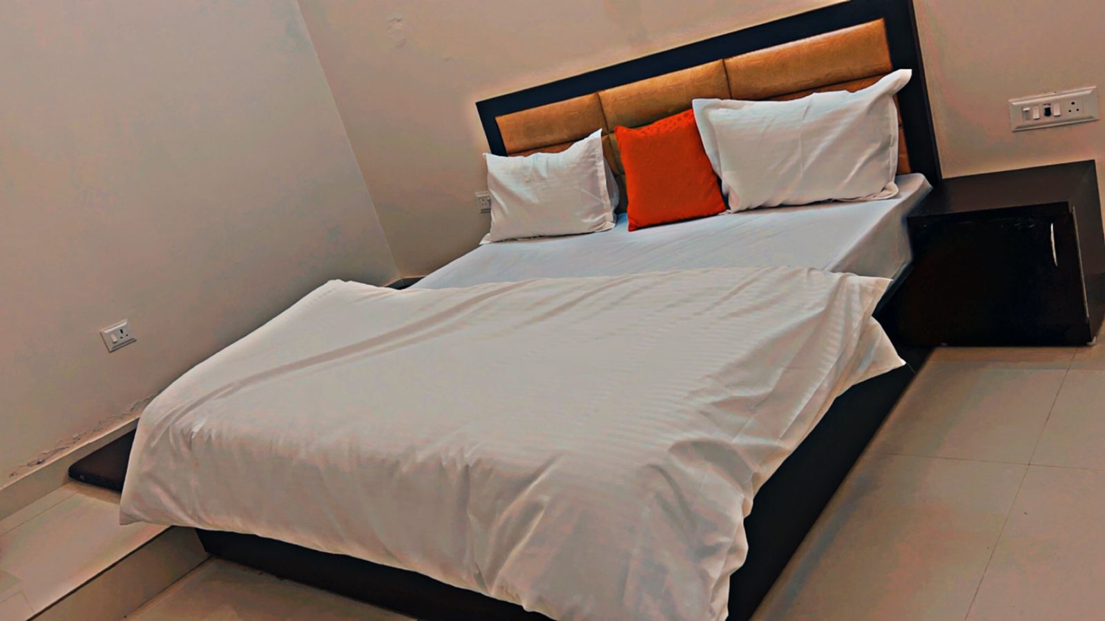 HOTEL RED APPLE - Tap to explore photos