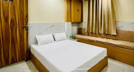 Hotel Girraj palce Room Type - Deluxe Room with City View