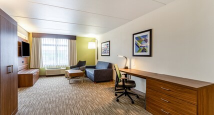Holiday Inn Express & Suites CEDAR FALLS - WATERLOO Room Type - 1 King Bed Suite Sofa Bed Jetted Tub