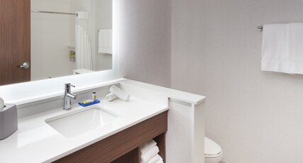 Holiday Inn Express & Suites Doral - Miami Room Type - Bedroom 1