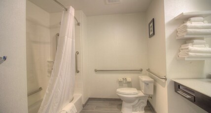 Hampton Inn by Hilton West Plains Room Type - 2 QNS ACCESSIBLE W TUB NS