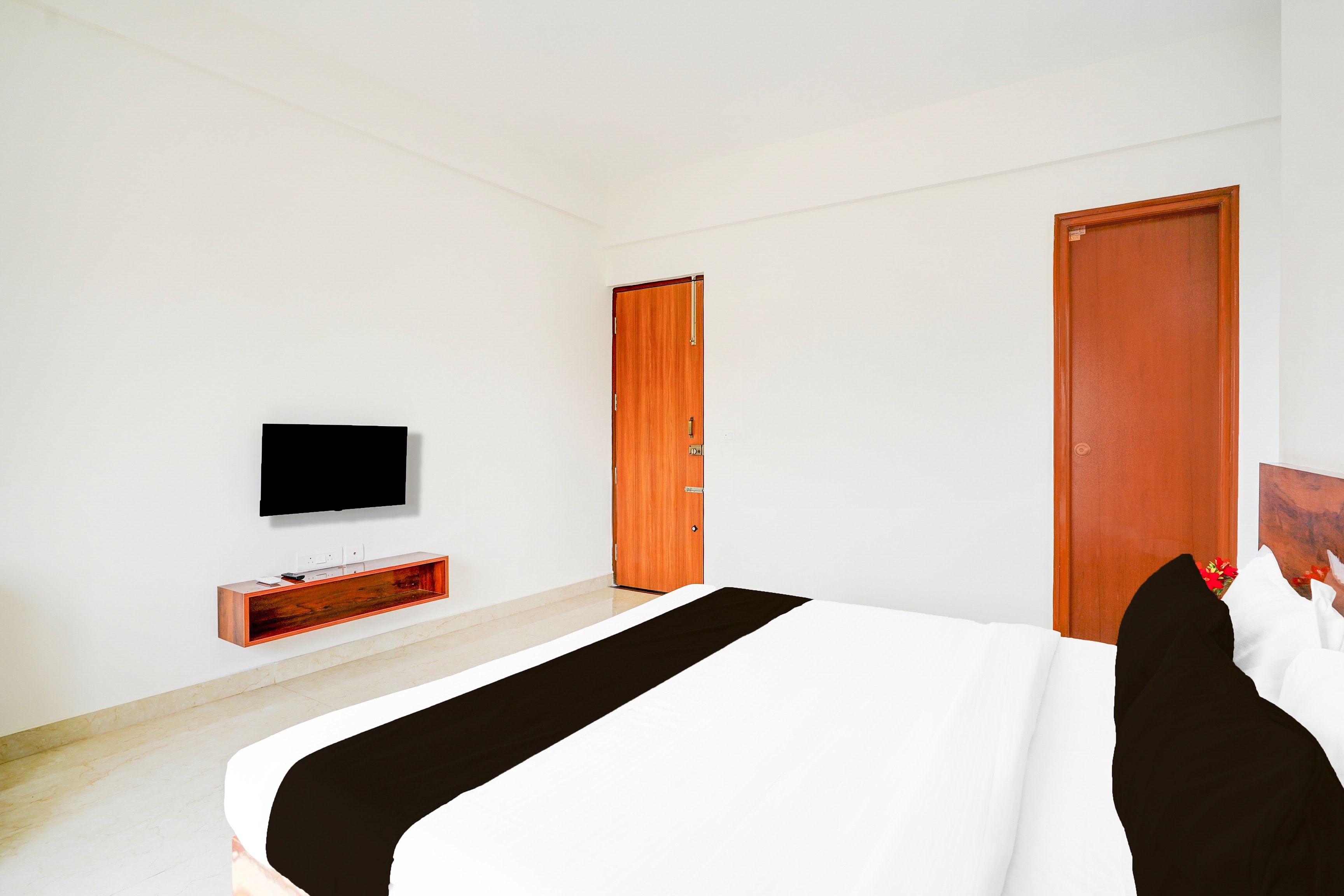 Super Townhouse Hebbal Dasarahalli Formerly Otium Suites - Tap to explore photos