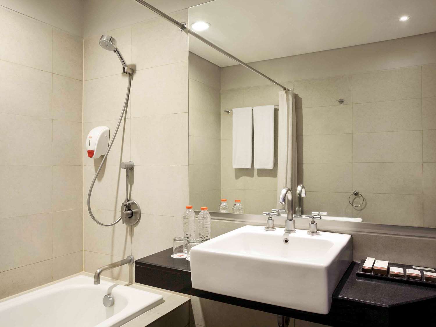 ibis Styles Solo - Tap to explore photos