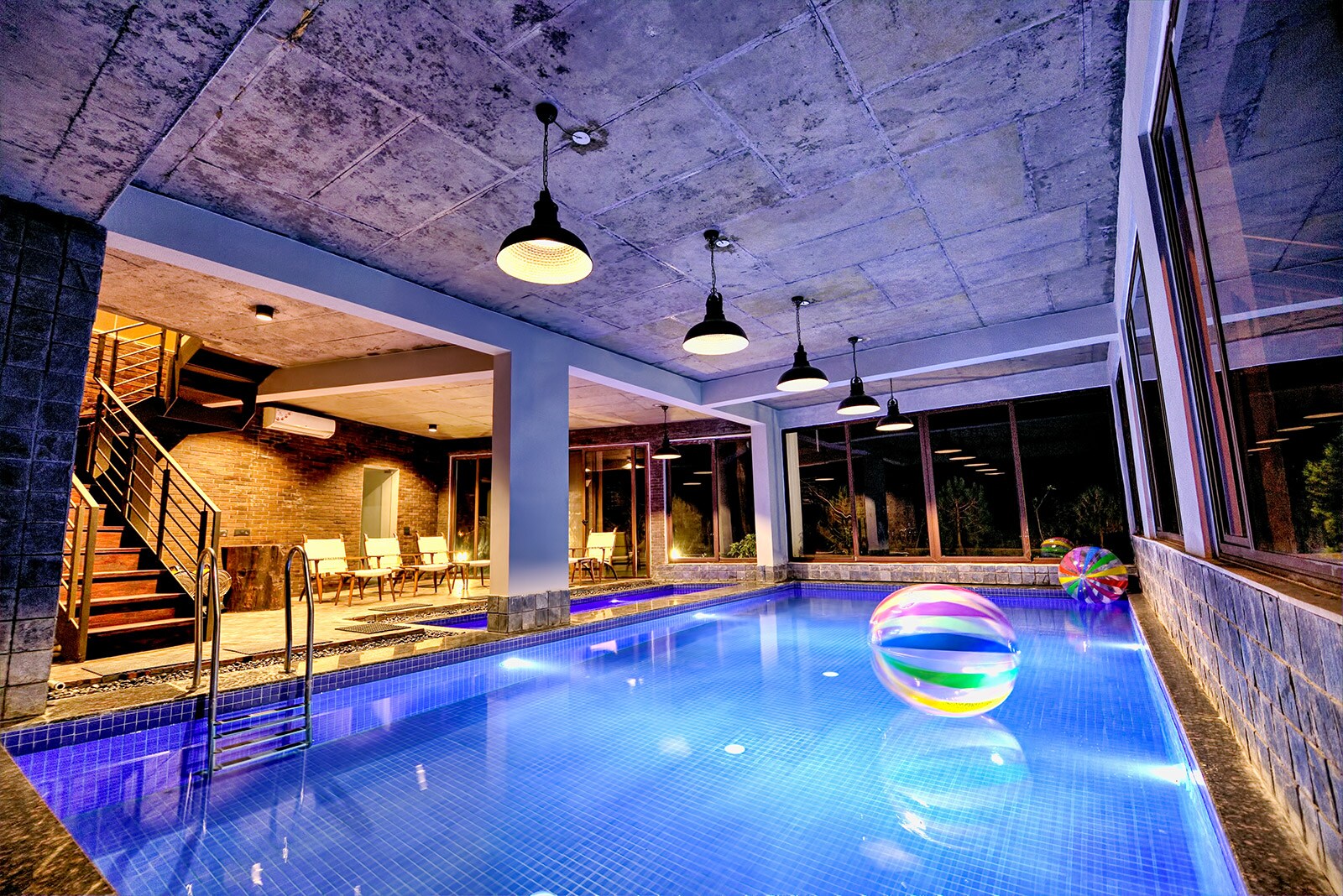 Estate 5 | 8BHKWith Private Indoor Heated pool & Garden - Tap to explore photos