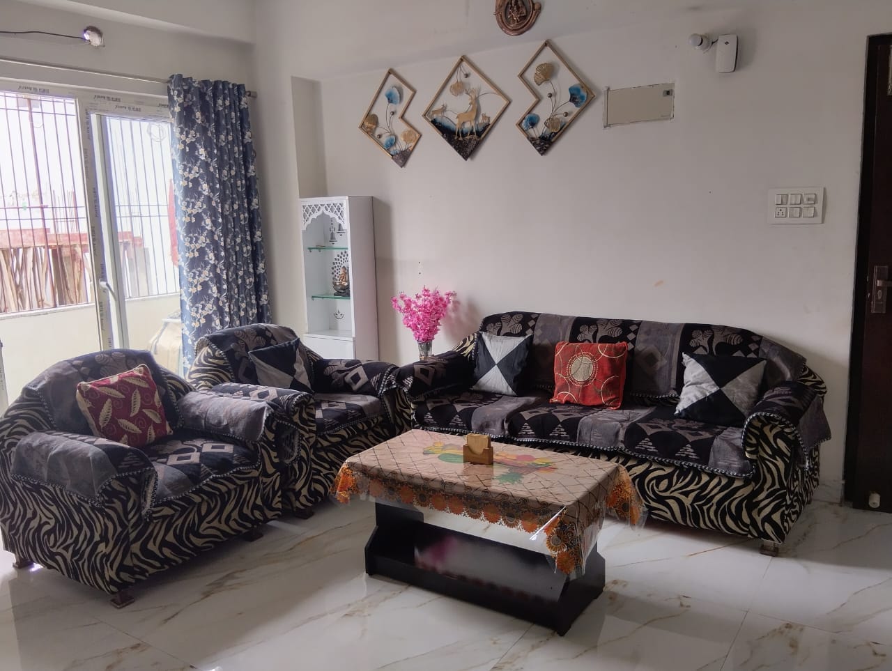 Cozy OB Tarini Stay - Tap to explore photos