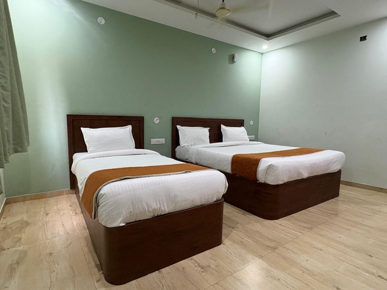 Raasaa Grand Rooms - Tap to explore photos