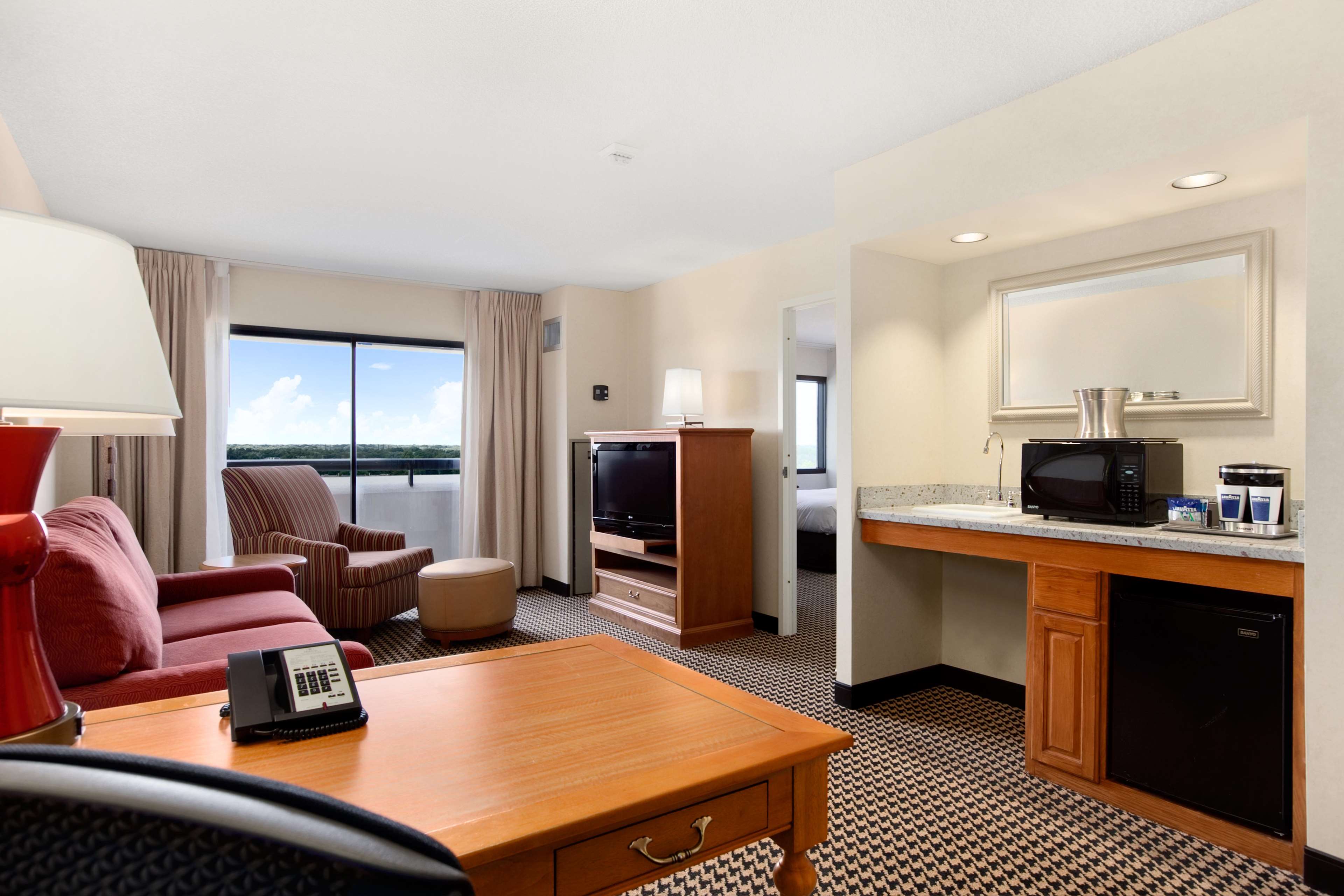 Hilton Chicago/Oak Brook Suites - Tap to explore photos