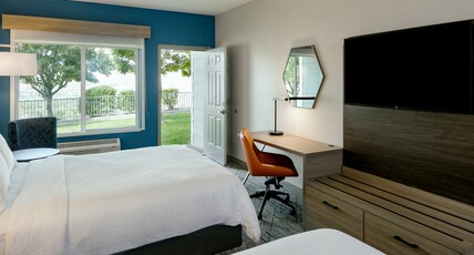 Holiday Inn Express Lewiston, an IHG Hotel Room Type - 2 Queen Standard Mountain View