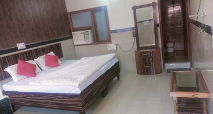 Hotel Goverdhan, Walking to Raja Ki Mandi Railway & 3 km from ISBT Room Type - Deluxe AC Room