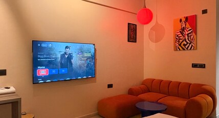 Pratap Living | Luxe Studio Stays - Omaxe Hazratganj Room Type - Netflix and chill stay