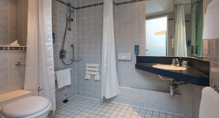 Holiday Inn Express WARWICK - STRATFORD-UPON-AVON Room Type - 1 Double Accessible with Free Hot Breakfast