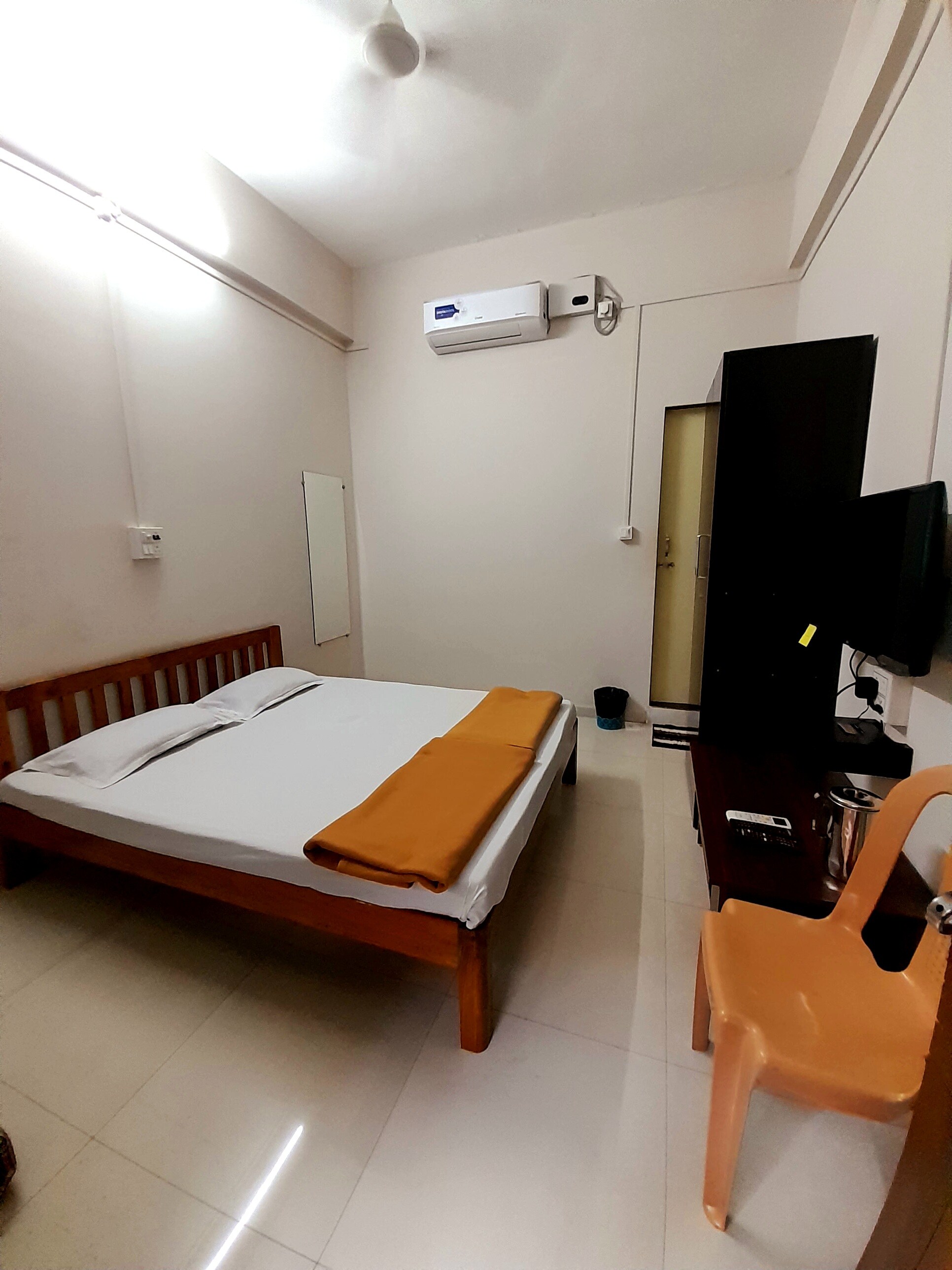 OM Lodging - Tap to explore photos