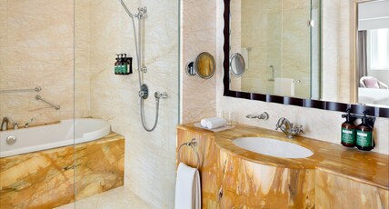 Crowne Plaza Dubai Jumeirah Room Type - 1 King Junior Suite Smoking Crowne Plaza Dubai Jumeirah Room Type - 1 King Junior Suite Smoking