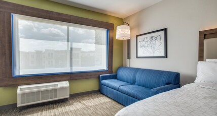 Holiday Inn Express and Suites Denton South Room Type - 1 King Suite Mobility Accessible Tub